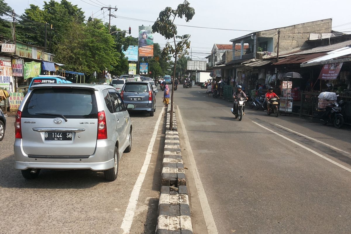 Situasi di Jalan Dewi Sartika, Depok pada Rabu (14/6/2017). Pemerintah Kota Depok sedang merencanakan ingin mengubah Jalan Dewi Sartika menjadi jalan satu arah. 