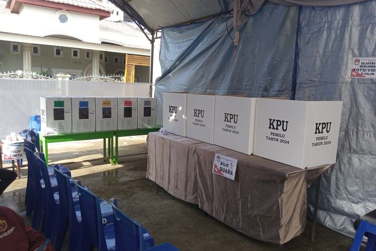 Kotak suara saat pemilihan berlangsung tidak tersegel dan kondisi ini hampir terjadi di semua Tempat Pemungutan Suara (TPS) di Kota Makassar, Rabu (14/2/2024).