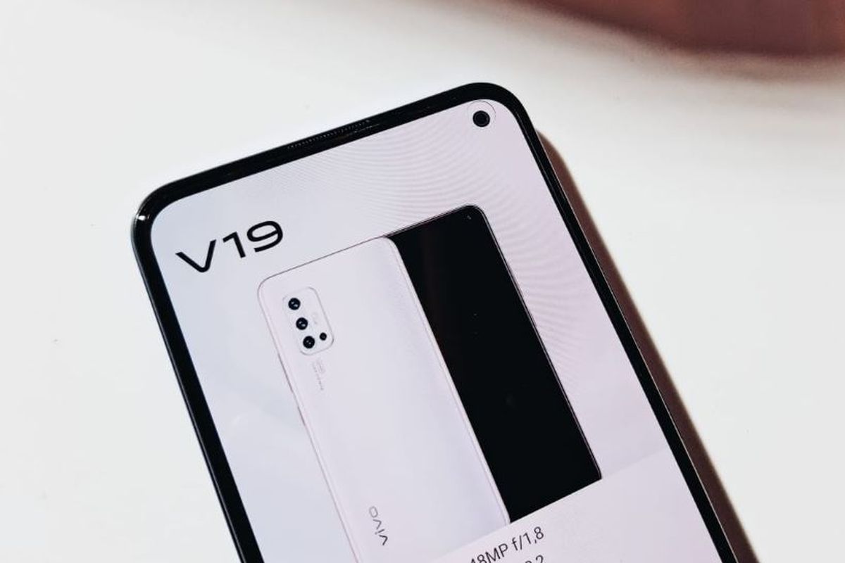 Vivo V19 dibekali kamera selfie 32 MP yang termuat dalam punch hole di pojok kanan atas layar