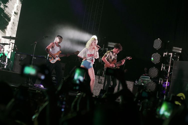 Aksi panggung Paramore saat tampil di ICE BSD, Tangerang, Banten, Sabtu (25/08/2018). Paramore kembali menggelar konsernya yang bertajuk After Laughter Summer Tour  setelah batal pada bulan Febuari 2018 lalu.