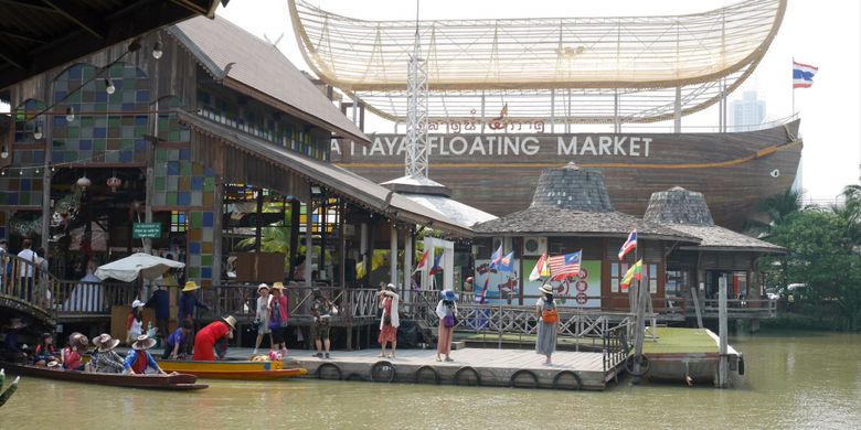 Peserta Cordela Vacation Trip to Thailand mengunjungi Pattaya Floating Market di Pattaya, Senin (5/2/2018).
