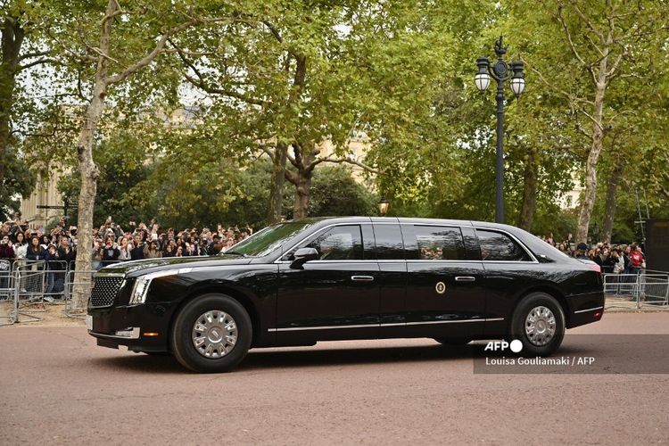 Presiden AS Joe Biden duduk di mobilnya The Beast saat tiba di Istana Buckingham pada 18 September 2022, setelah kematian Ratu Elizabeth II pada 8 September. 