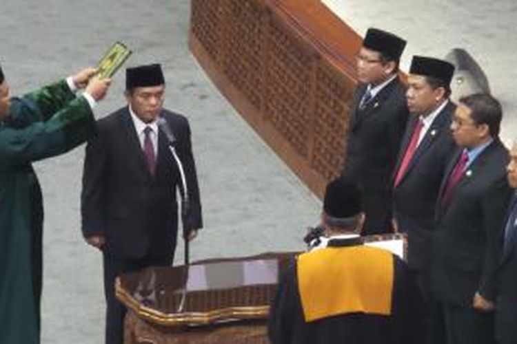 Politisi Golkar Ade Komarudin saat dilantik sebagai Ketua DPR RI dalam rapat paripurna DPR di Kompleks Parlemen Senayan, Jakarta, Senin (11/1/2016).