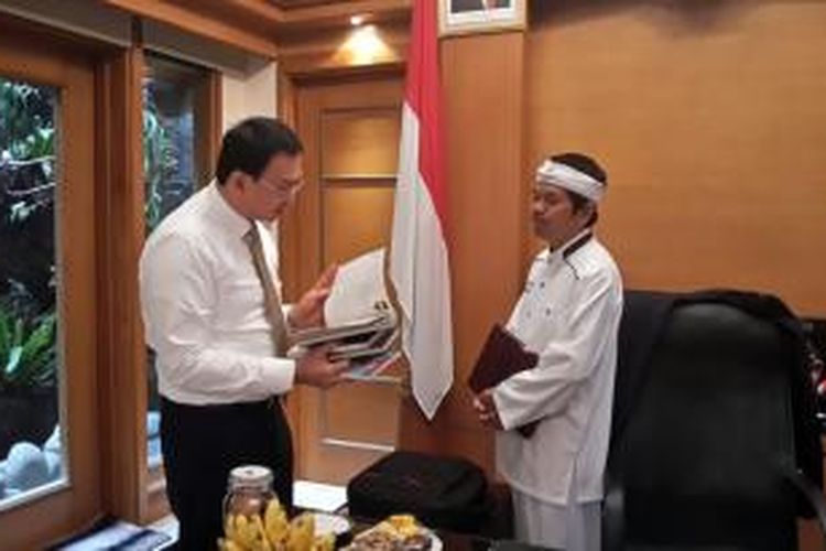 Bupati Purwakarta Dedi Mulyadi mengunjungi Gubernur DKI Jakarta, Basuki Tjahaja Utama atau Ahok untuk menyelesaikan masalah kekeringan di Purwakarta.