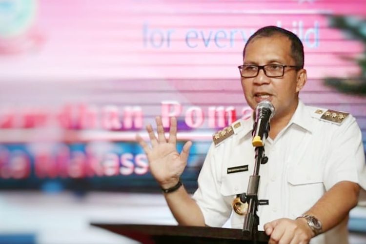 Mohammad Ramdhan Danny Pomanto berpidato sewaktu menjadi  Wali Kota Makassar