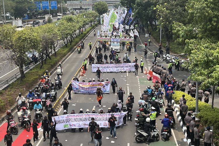 Massa Demo Buruh Long March dari Cawang ke DPR, Bawa 11 Tuntutan