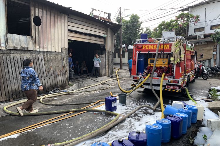 Lalu Lintas Jalan Haji Naman Duren Sawit Jaktim Macet Imbas Kebakaran Pabrik Bingkai