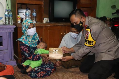 President Jokowi Gives Cash to Indonesian Terror Suspect’s Wife Who Faces Financial Hardship 