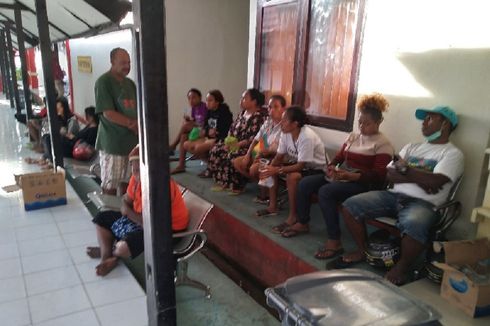 Mereka yang Gundah Mencari Keluarga yang Terseret Banjir Bandang di Sentani Jayapura...