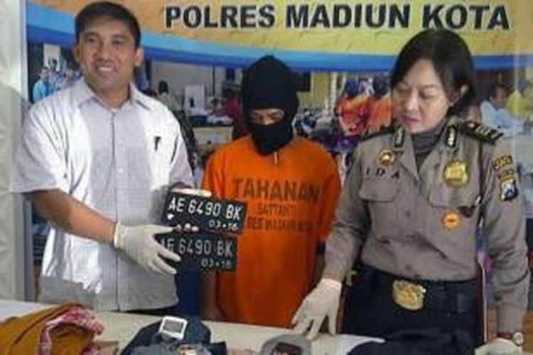 Tersangka Ido Arseto (22), warga Kelurahan Nambangan Kidul, Kecamatan Manguharjo, Kota Madiun, tertunduk lesu setelah ditetapkan sebagai tersangka pencabulan gadis di bawah umur. 

