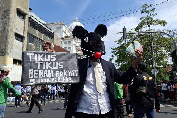 Kurang dari 10 orang menggunakan kostum dan topeng berbentuk tikus saat demo buruh di Kantor Gubernur Jawa Timur, Kamis (28/8/2025). 