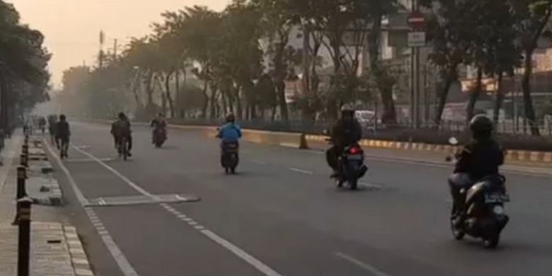 Pengendara sepeda motor melintas di Jalan Pemuda Rawamangun, Jakarta Timur, Ahad (26/7/2020). Hari Bebas Kendaraan Bermotor (HBKB) atau Car Free Day (CFD) di jalan itu ditiadakan akibat ada warga sekitar terinfeksi virus corona (COVID-19).