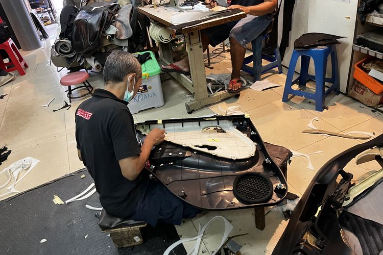 Java Seat, workshop interior mobil spesialisasi bahan fabric.