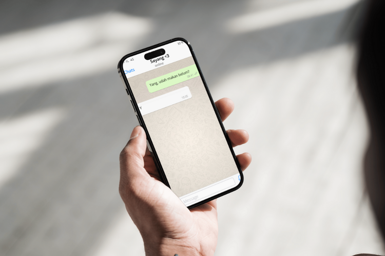 Balasan pesan pasangan bisa ungkap tanda bahaya dalam hubungan. Dari balasan singkat hingga nada negatif, waspadai red flag ini sebelum terlambat.