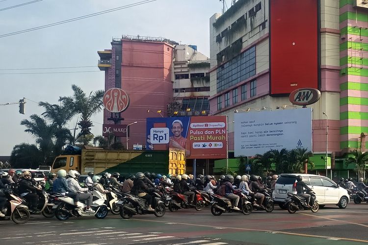 Hari Pertama Sekolah, Arus Lalu Lintas di Cililitan Jaktim Macet Pagi Ini