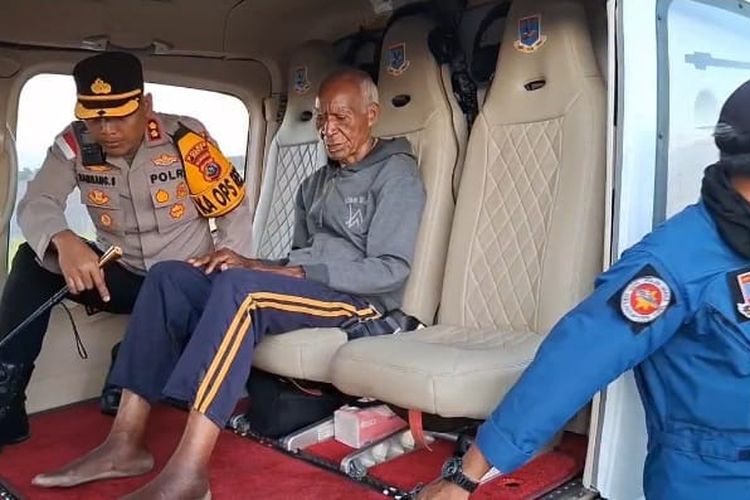 Tertimpa Reruntuhan Gempa, Lansia di Sikka Dievakuasi Pakai Helikopter