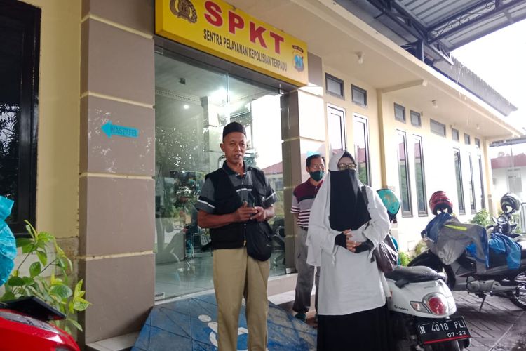 Warga korban aplikasi investasi bodong melapor ke Polres Probolinggo.