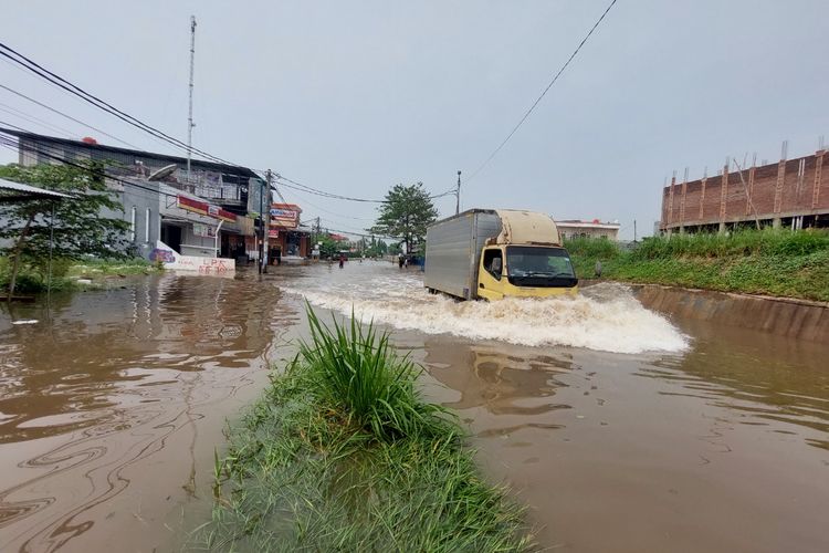 Suasana banjir saat melanda Jalan Raya Villa Tangerang Indah, Gembor, Kecamatan Periuk, Kota Tangerang, Rabu (11/5/2022).