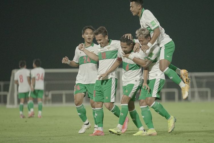 Para pemain Timnas Indonesia merayakan gol Evan Dimas pada laga persahabatan kontra Oman, Sabtu (29/5/2021).