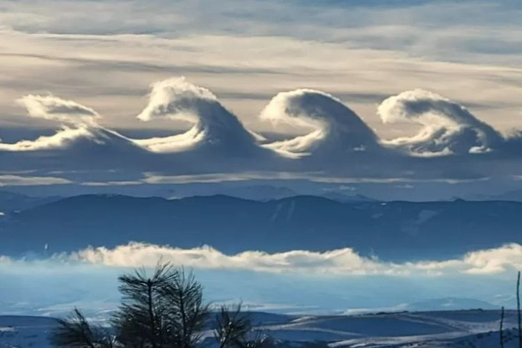 Fenomena awan bergelombang Kelvin-Helmholtz terlihat pada Selasa (8/12/2022) di atas puncak Pegunungan Bighorn dari Kota Sheridan.


