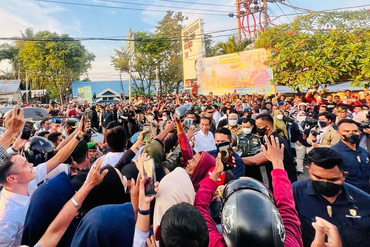 Masyarakat Kota Baubau, Sulawesi Tenggara, antusias menyambut kedatangan Presiden Joko Widodo, Senin (26/9/2022) sore.