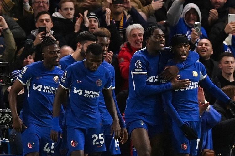 Para pemain Chelsea merayakan gol Nonik Madueke ke gawang Crystal Palace pada laga lanjutan pekan ke-19 Premier League di Stamford Bridge, Kamis (28/12/2023) din hari WIB. Terkini, Chelsea akan menghadapi Liverpool dalam final Piala Liga Inggris 2023-2024. Laga Chelsea vs Liverpool bergulir di Stadion Wembley pada Minggu (25/2/2024).