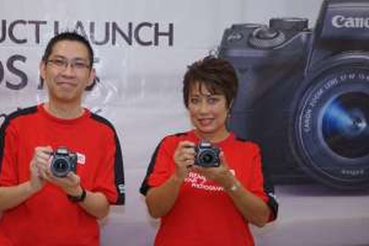 Sintra Wong, Manager Canon Image Communication Division PT Datascrip (kiri), dan Merry Harun, Canon Division Director PT Datascrip, dalam acara peluncuran kamera mirrorless Canon EOS M5 di Gili Trawangan, Lombok, Kamis (1/12/2016).