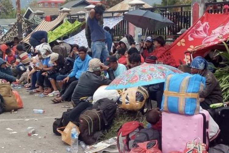 Warga yang hendak mengungsi memadati Bandara Wamena, Jayawijaya, Papua, Jumat (27/9). 
