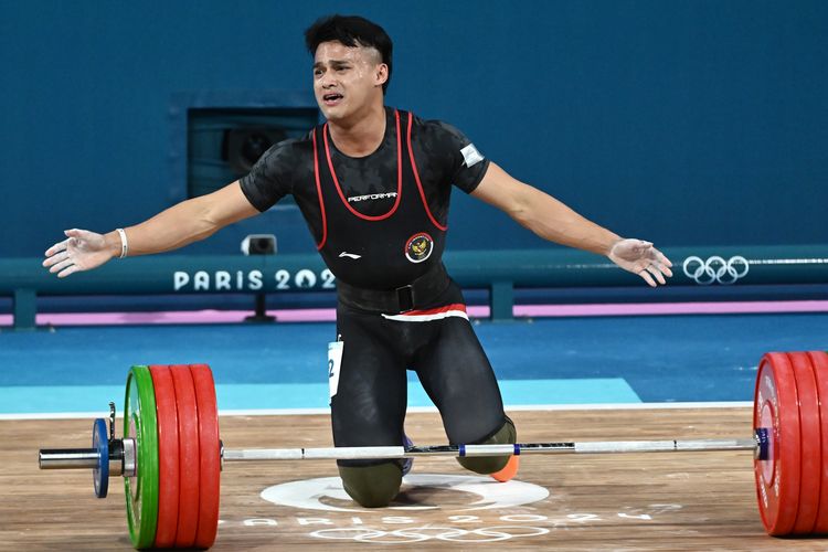 Lifter Indonesia Rizki Juniansyah menangis usai melakukan angkatan clean and jerk dalam kelas 73 kg putra Olimpiade Paris 2024 di South Paris Arena, Paris, Prancis, Kamis (8/8/2024). Rizki meraih medali emas setelah berhasil meraih total angkatan 354 kilogram sehingga menduduki peringkat pertama dari 12 lifter yang turut serta dalam nomor tersebut. ANTARA FOTO/Wahyu Putro A/app/wpa.