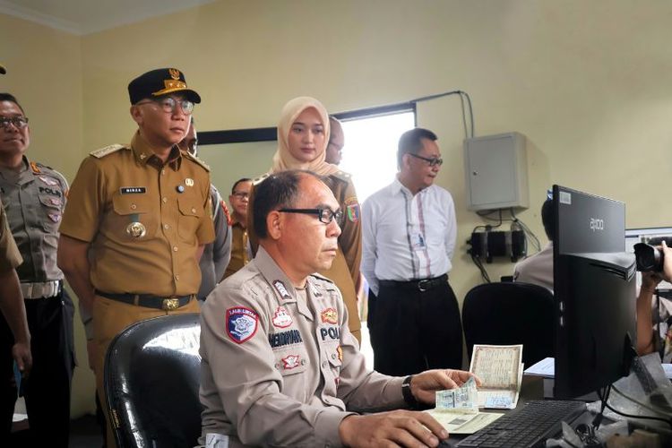 Gubernur Lampung Rahmat Mirzani Djausal memantau layanan Samsat Digital Drive Thru. 