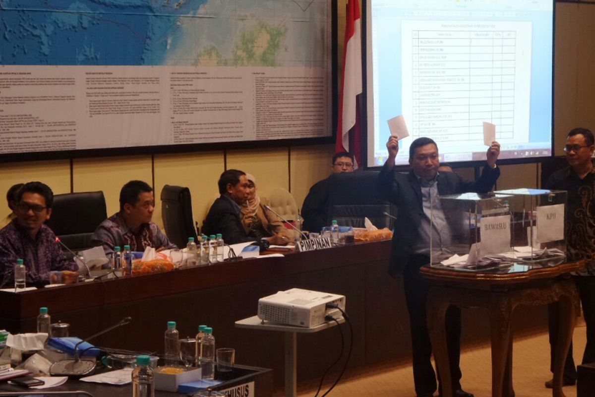 Pemilihan komisioner KPU dan Bawaslu di Komisi II DPR melalui melanisme voting, Rabu (5/4/2017).
