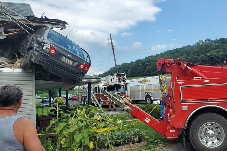 Mobil Corolla menabrak lantai 2 sebuah rumah di Decatur Township, Pennsylvania, Amerika Serikat, Minggu (6/8/2023).