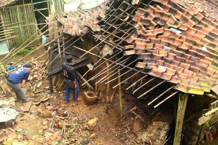 Salah satu rumah rusak terdampak gempa Lebak di Cisaat, Sukabumi, Jawa Barat, Rabu (24/1/2018).