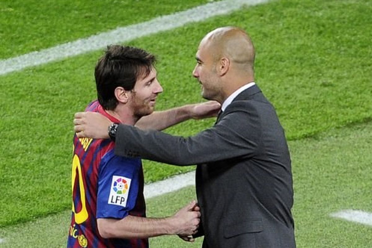 Lionel Messi dan Pep Guardiola merayakan gol pada laga Barcelona vs Espanyol di Stadion Camp Nou, 5 Mei 2012.