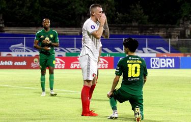Pemain asing Persebaya Surabaya Taisei Marukawa berusaha berdiri seusai dilanggar pemain PSM Makassar Adam Mitter pada pertandingan pekan 19 Liga 1 2021 yang berakhir dengan skor 2-1 di Stadion I Gusti Ngurah Rai Denpasar, Jumat (14/1/2021) malam.