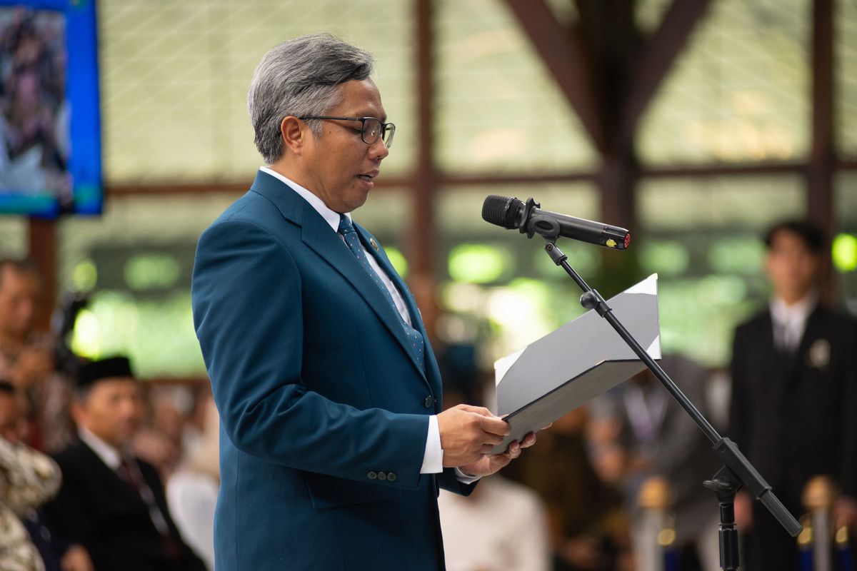 Prof Tatacipta Dirgantara telah resmi dilantik sebagai Rektor ITB Periode 2025-2030. Melalui Sidang Terbuka Majelsi Wali Amanat ITB, Tatacipta dilantik langsung oleh Ketua MWA Budi Gunadi Sadikin di Aula Barat, Kampus ITB, Senin (20/1/2025).