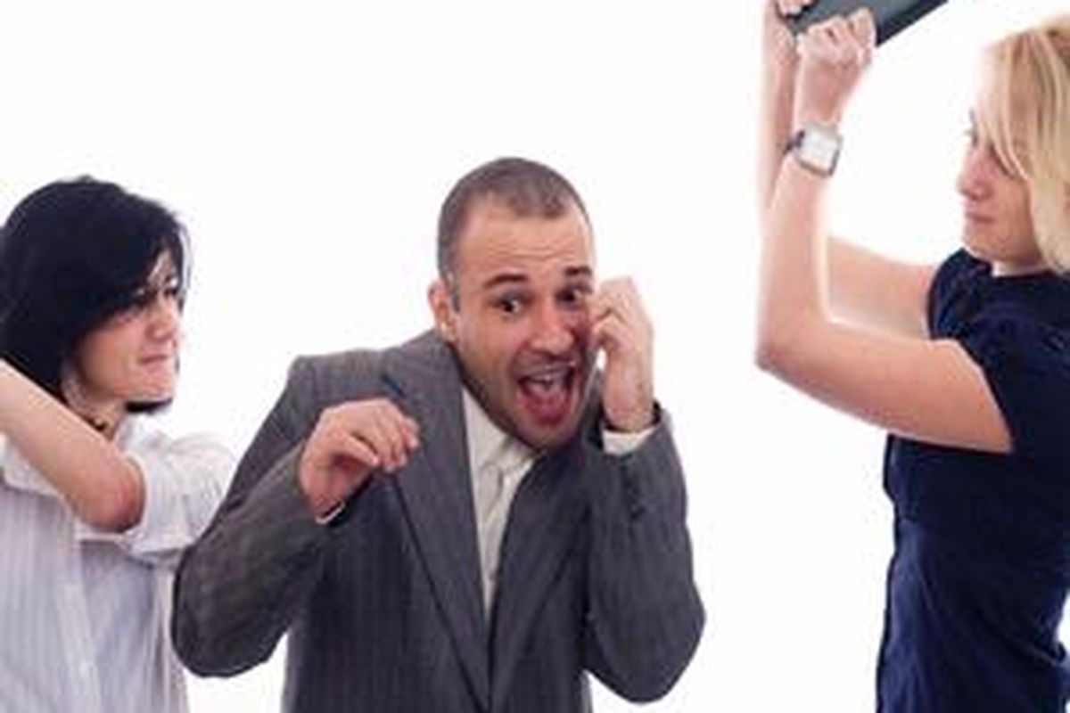 Jangan membuat tontonan masyarakat seandainya Anda menangkap basah si dia sedang bersama wanita lain. Tunggu penjelasan, jadilah orang yang bijak untuk melindungi diri sendiri. 