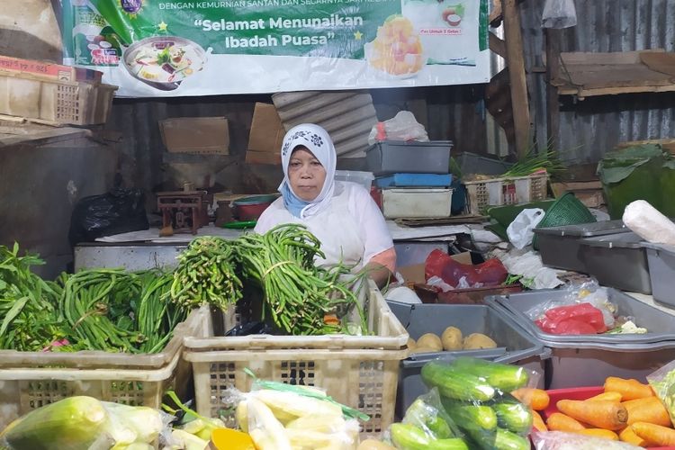 Pedagang Sayuran di Pasar Mangkang Semarang, Jawa Tengah. Selasa (7/7/2022)