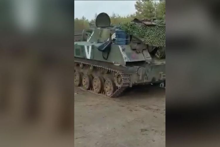 Sebuah kendaraan militer Rusia yang ditandai dengan tanda V terlihat dalam video, difilmkan di wilayah Kyiv Ukraina.