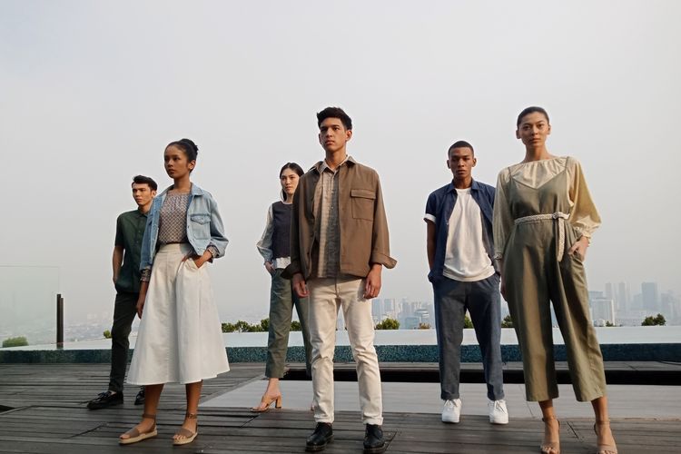 Koleksi terbaru Uniqlo Batik Motif Collection Spring/Summer 2022 Designed by Bai Populo yang diluncurkan di Skye Bar & Restaurant, Jakarta Pusat, Rabu (30/3/2022).