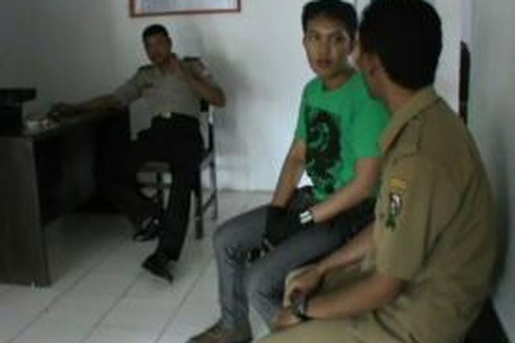 Amrin saat melaporkan Briptu Jufri di Polres Polewali Mandar.