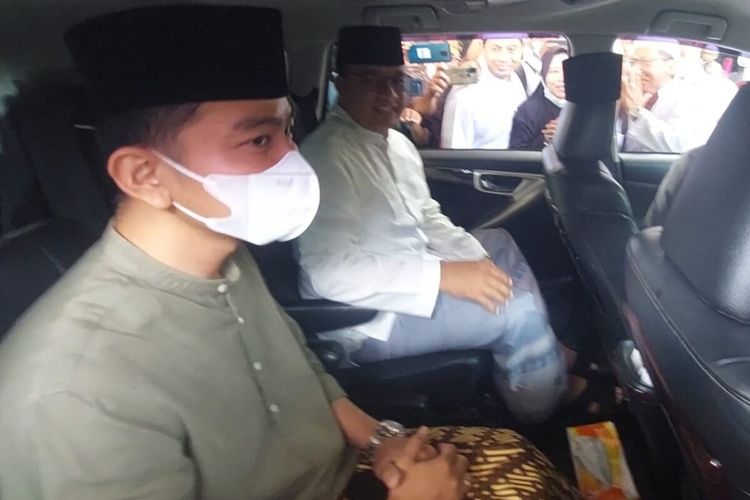 Mantan Gubernur DKI Jakarta Anies Baswedan dan Wali Kota Solo Gibran Rakabuming Raka naik dalam satu mobil untuk menghadiri haul ke-111 Habib Ali bin Muhammad Al Habsyi di Pasar Kliwon, Solo, Jawa Tengah, Selasa (15/11/2022).