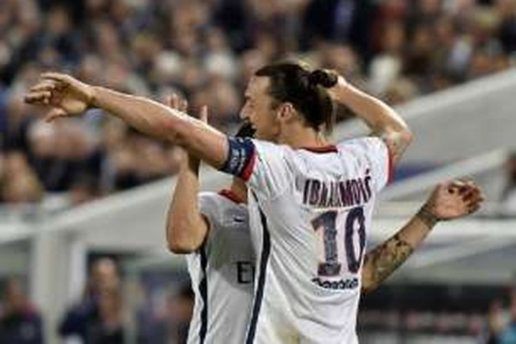 Zlatan Ibrahimovic merayakan gol PSG di kandang Bordeaux pada partai tunda Ligue 1, Rabu (11/5/2016). 