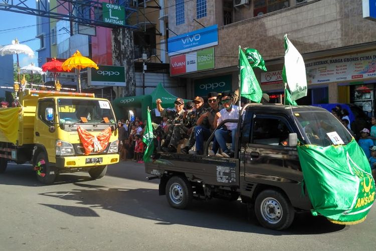 Puluhan pengurus  Barisan Ansor Serbaguna Nahdlatul Ulama (Banser NU), Nusa Tenggara Timur, mengikuti pawai Paskah di Kota Kupang, Senin (22/4/2019)