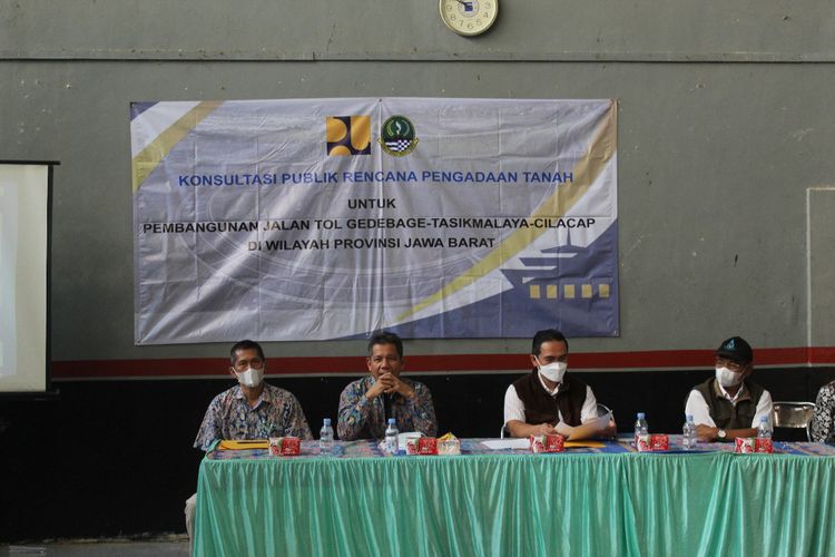Tim PPK Pengadaan Tanah Tol Gedebage-Tasikmalaya-Cilacap Kementerian PUPR menerangkan proses pembebasan lahan di Tasikmalaya, Jumat (19/11/2021).