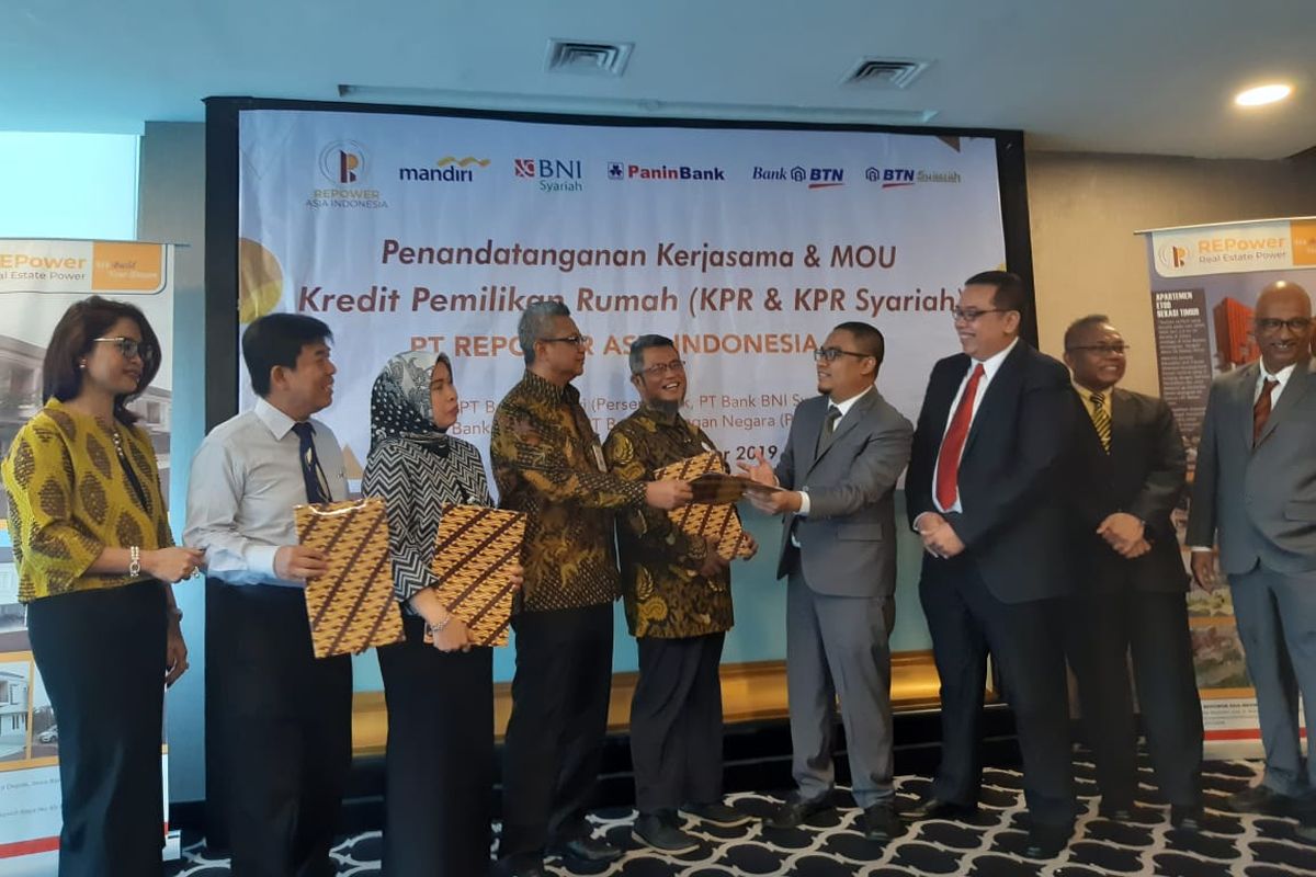 Rosida Rajagukguk-Siregar, SH., MKn (Notaris), Ir. Hadijanto Husen (Branch Manager PT. Bank Panin, Tbk KC Bogor), Suhartini (vice president Non subsidize Mortgage & personal lending division BTN kantor Pusat), Rachman Budi Susanto (Area Head Bank Mandiri, Tbk Kantor Fatmawati), M. Samson (GM Consumer Financing Division, BNI Syariah), Aulia Firdaus (Direktur Utama PT Relpower Asia Indonesia Tbk) Rully Muliarto (Direktur), Djumadi (Komisaris), Drs. Ichsan Thalib (Komisaris utama Repower) menandatangani kerjasama KPR Syariah, Senin (6/12/2019).