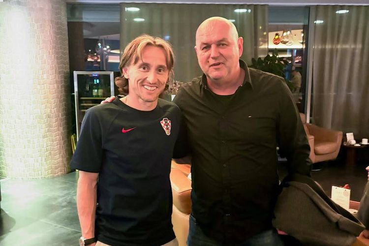 Momen pertemuan pelatih Persib Bandung Bojan Hodak dan legenda Timnas Kroasia Luka Modric di FIFA Match Day November 2025. 
