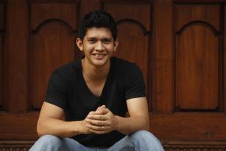 Artis peran laga dan pesilat Iko Uwais berpose seusai menjalani sesi wawancara di kantor Redaksi Kompas.com, Jakarta, Jumat (16/3/2012).