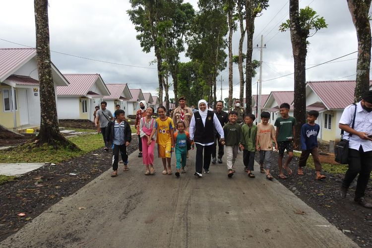 Gubernur Jawa Timur Khofifah Indar Parawansah menghibur anak-anak penyintas erupsi Semeru di BSD, Senin (27/6/2022) 