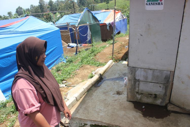 Selvi (30), seorang penyintas gempa Cianjur, Jawa Barat tengah beraktivitas di komplek hunian darurat di kaki Gunung Gede, Kampung Barkaso, Cugenang, Minggu (19/11/2023).
